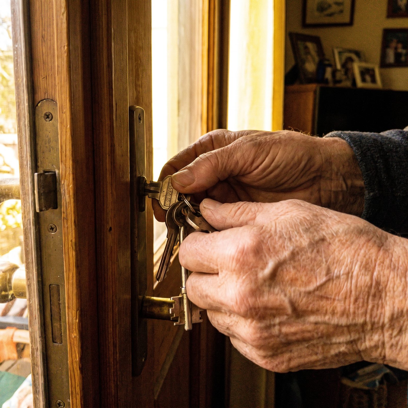 IMG-RA2 keys by the door