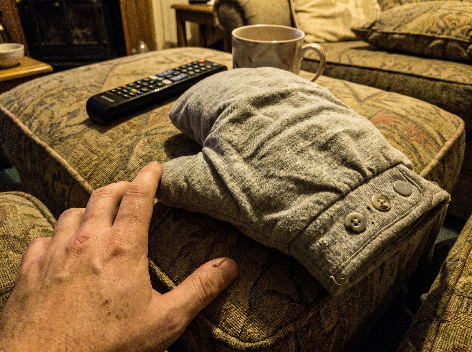 IMG-ASIDE mitt beside remote