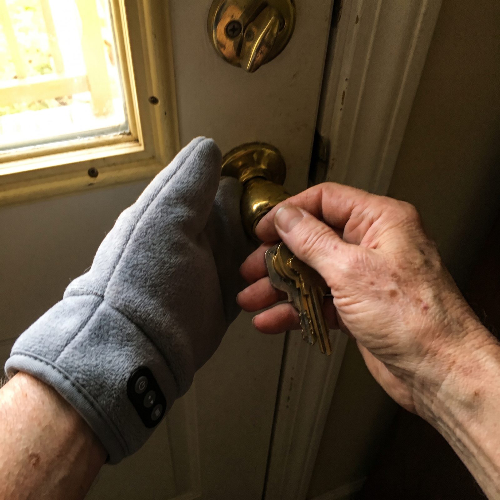 IMG-RA1 keys at the door